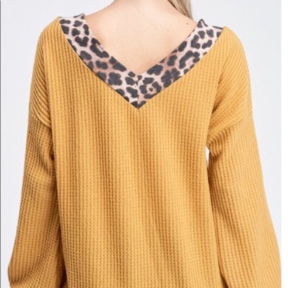 Tops - Cheetah Trim V-neck sweater top